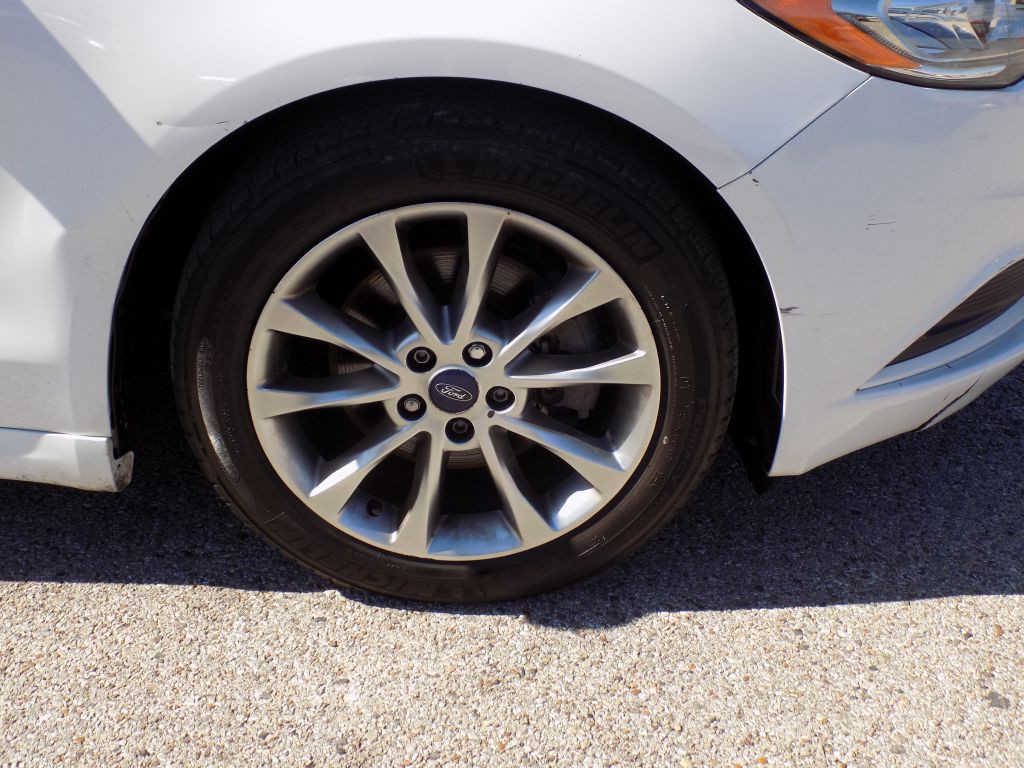 2017 Ford Fusion Image 24