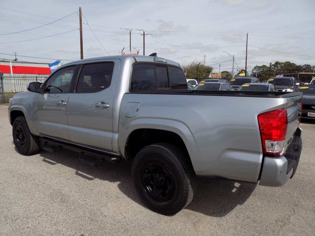 2017 Toyota Tacoma Image 4