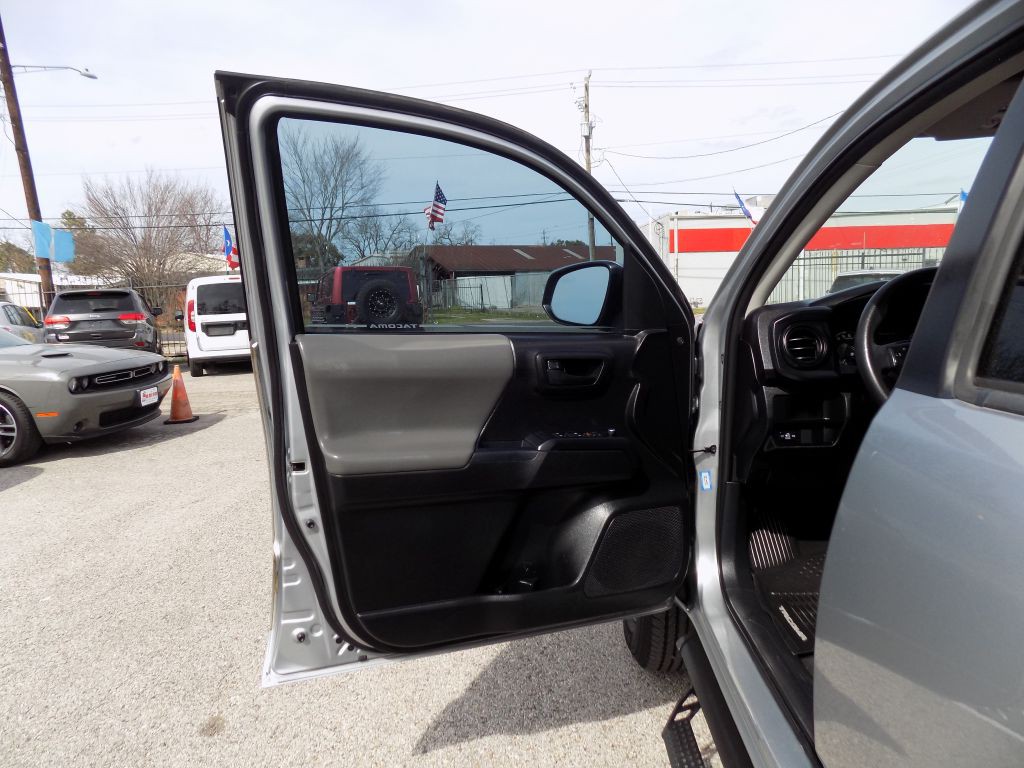 2017 Toyota Tacoma Image 9