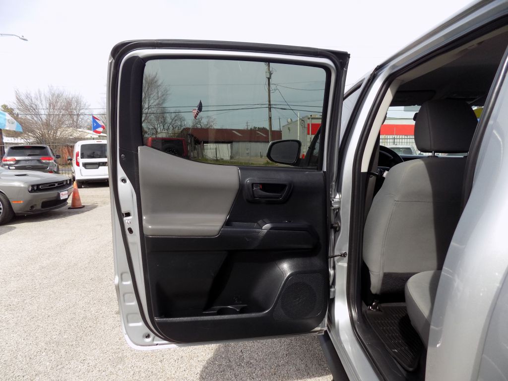 2017 Toyota Tacoma Image 10