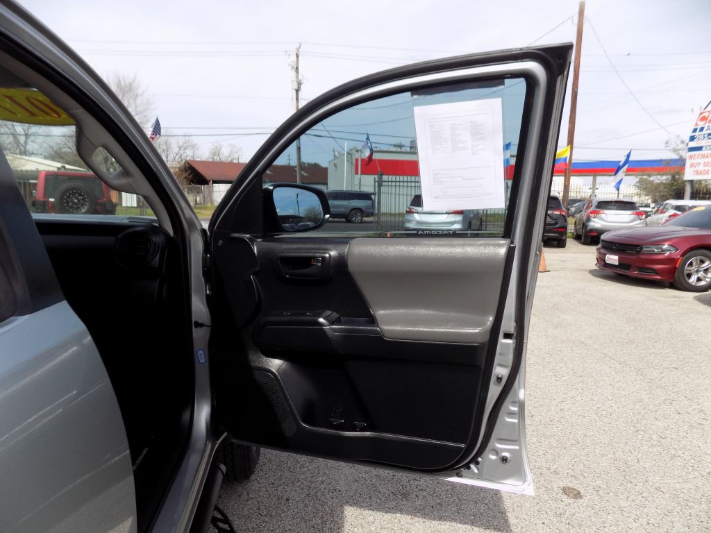 2017 Toyota Tacoma Image 11