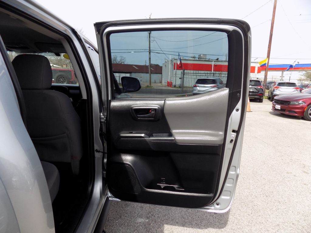 2017 Toyota Tacoma Image 12