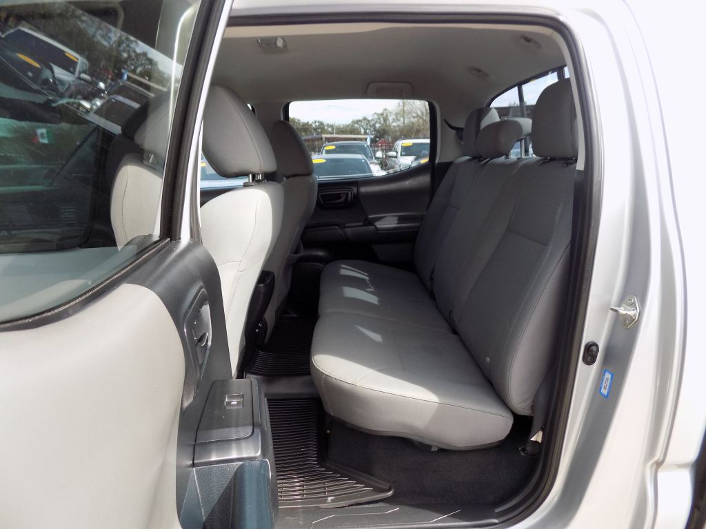 2017 Toyota Tacoma Image 14