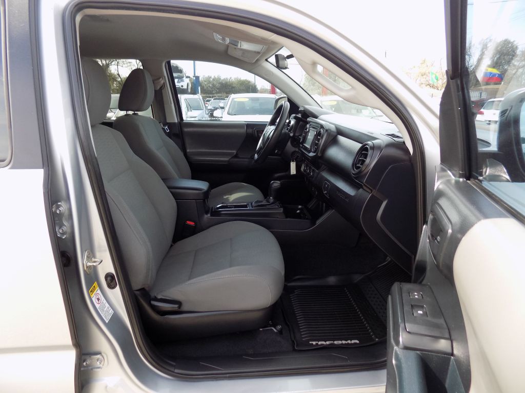 2017 Toyota Tacoma Image 16