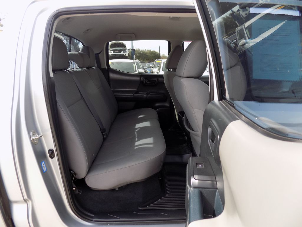 2017 Toyota Tacoma Image 17