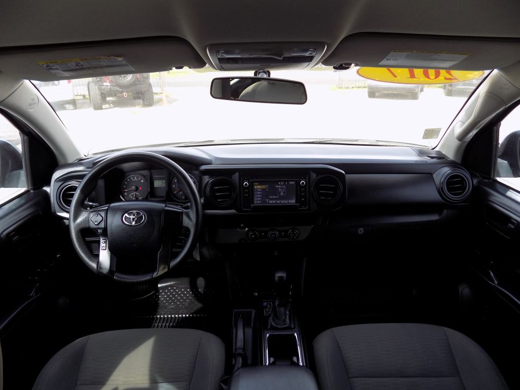 2017 Toyota Tacoma Image 19