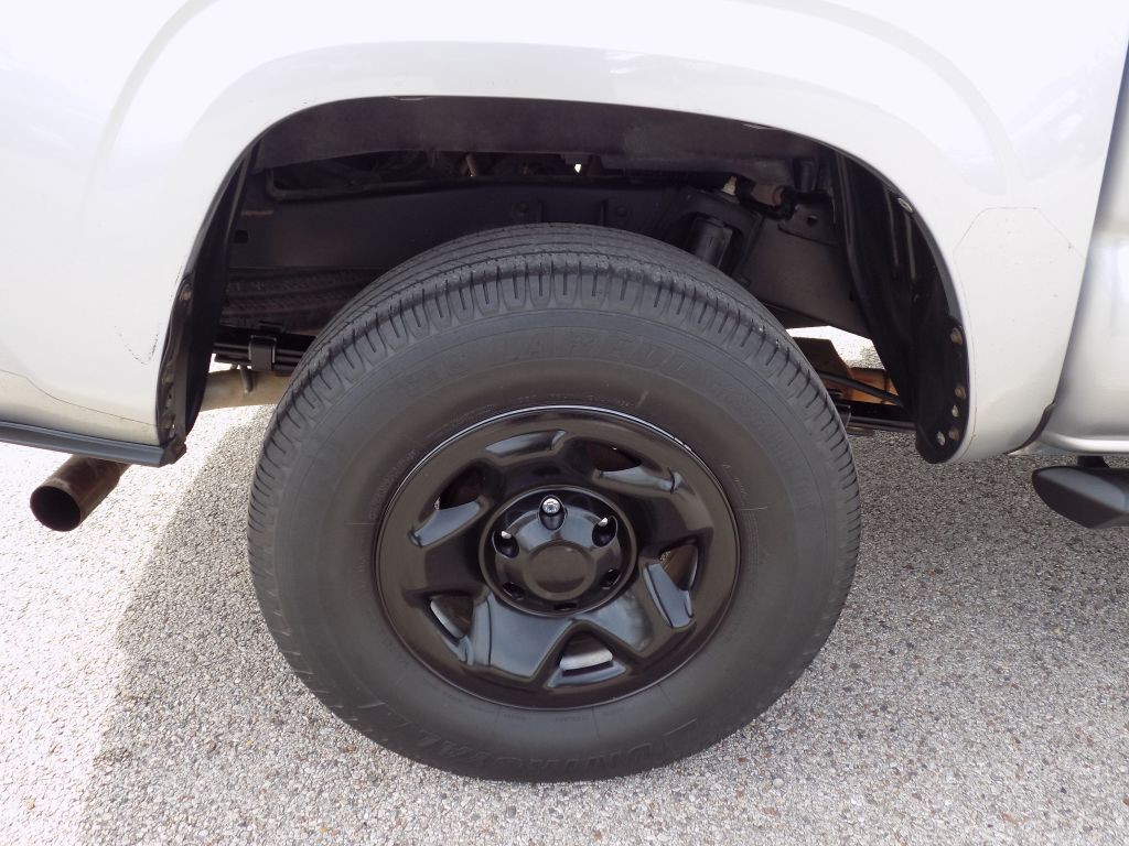 2017 Toyota Tacoma Image 23