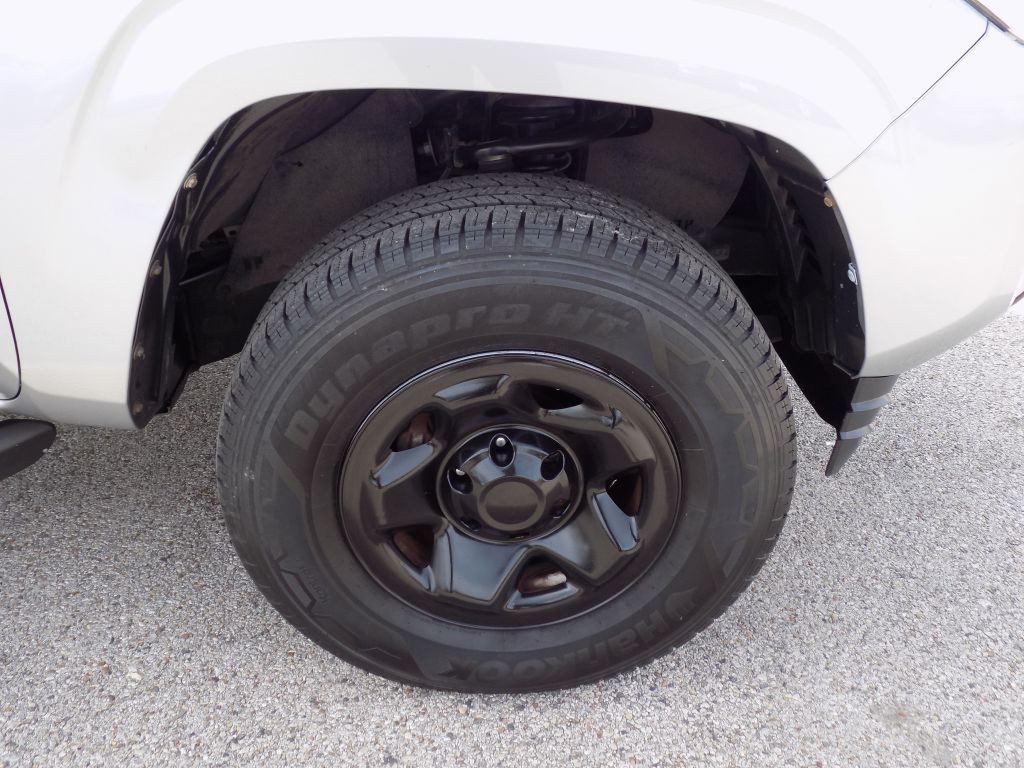 2017 Toyota Tacoma Image 24