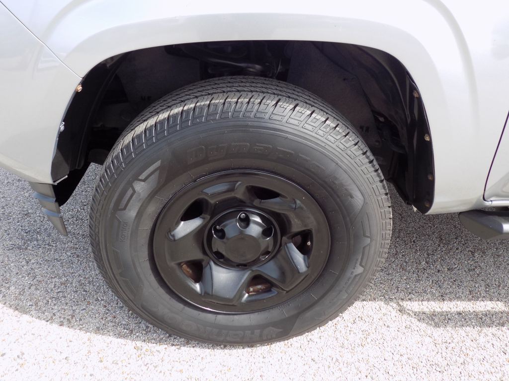 2017 Toyota Tacoma Image 25