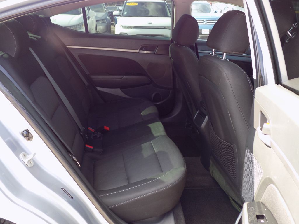 2017 Hyundai Elantra Image 16