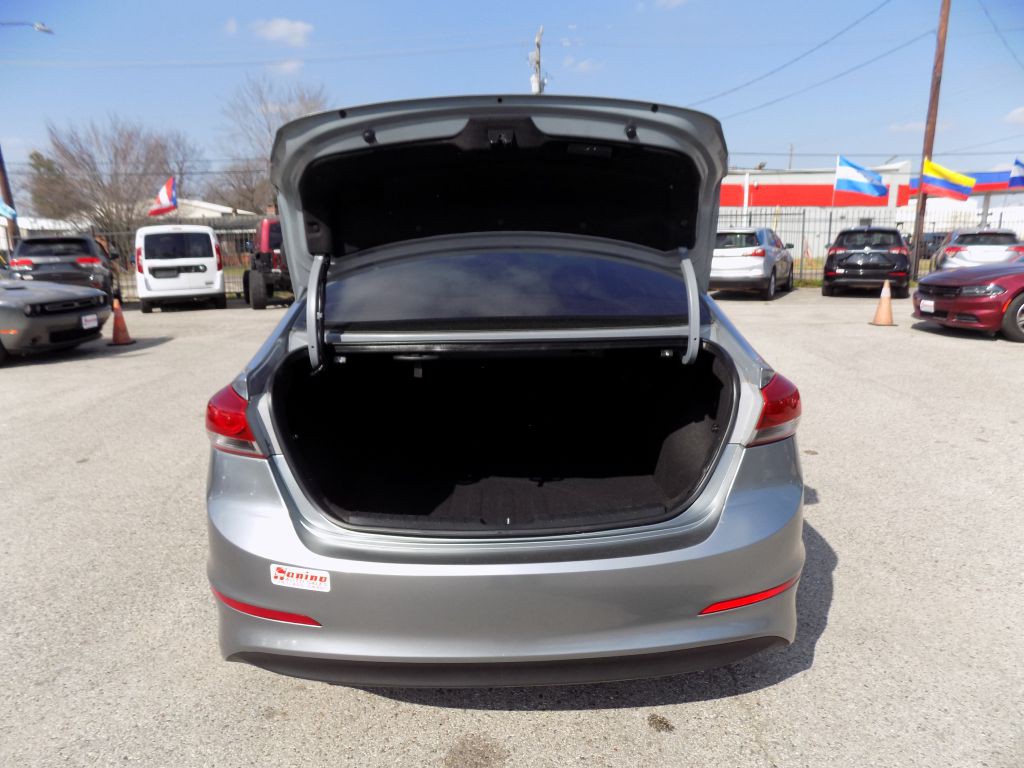 2017 Hyundai Elantra Image 18