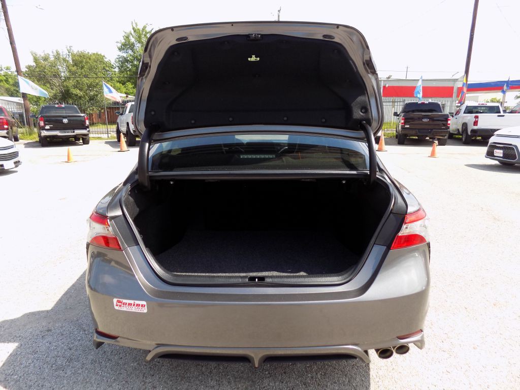 2018 Toyota Camry Image 17