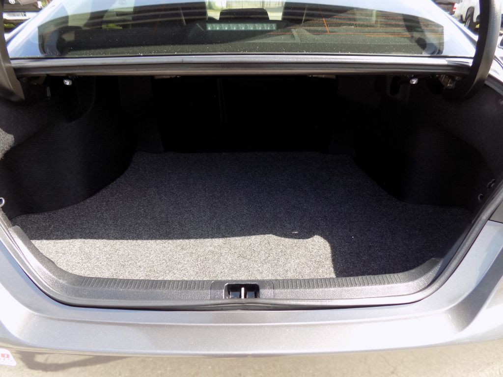 2018 Toyota Camry Image 18