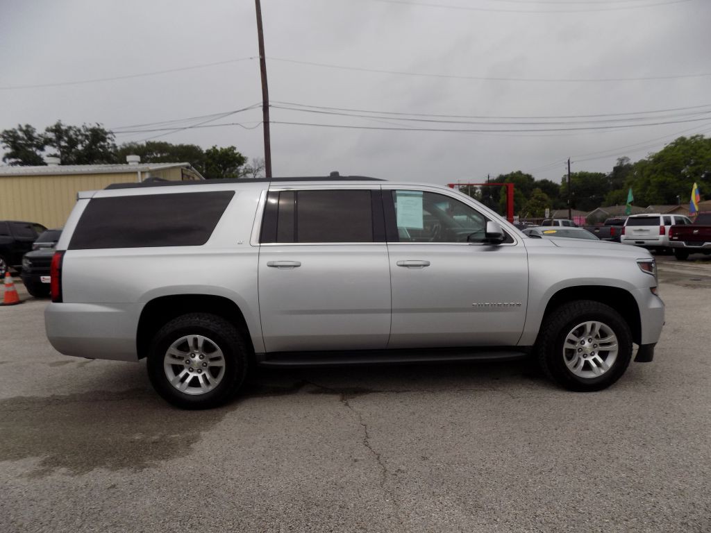 2016 Chevrolet Suburban Image 2