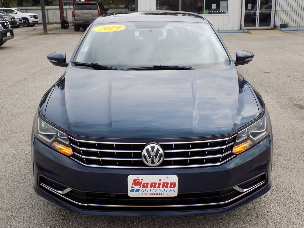 2019 Volkswagen Passat Image 1
