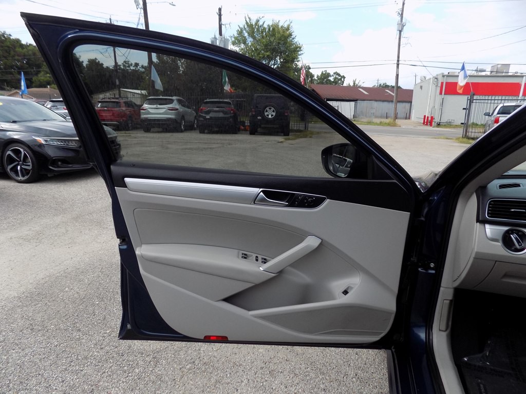 2019 Volkswagen Passat Image 9