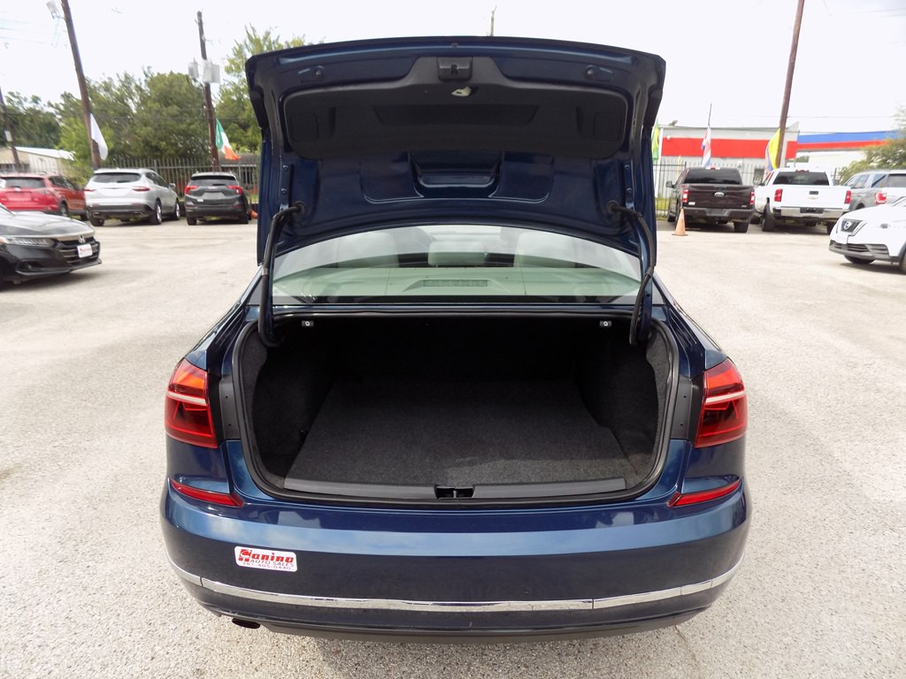2019 Volkswagen Passat Image 17