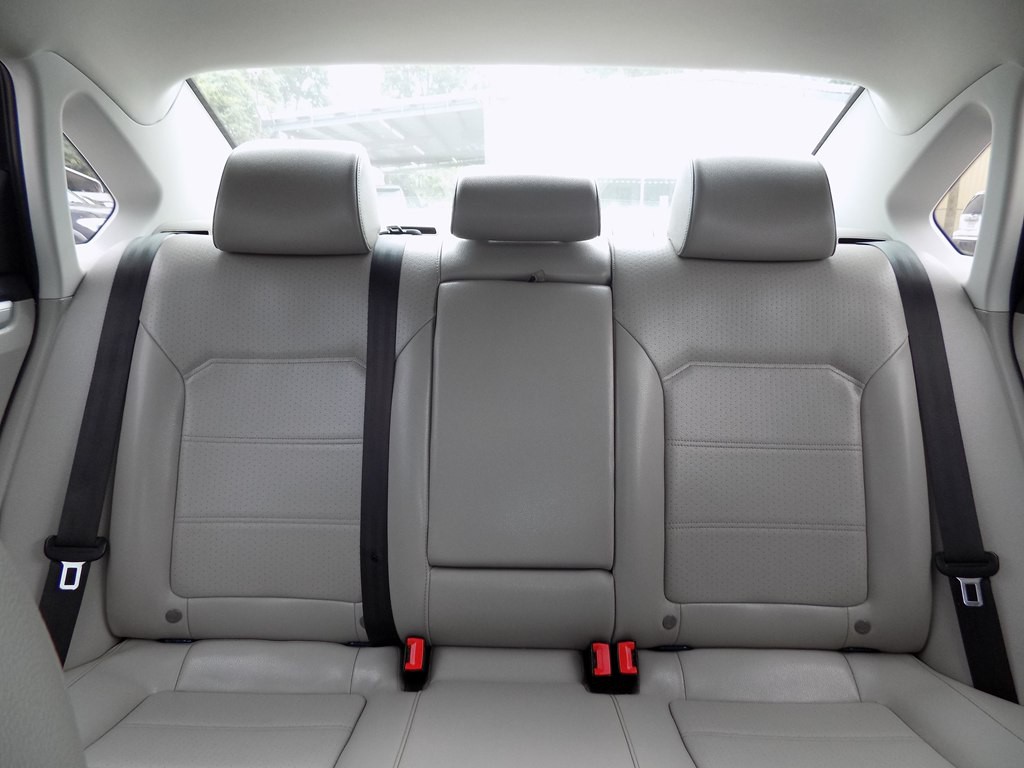 2019 Volkswagen Passat Image 24
