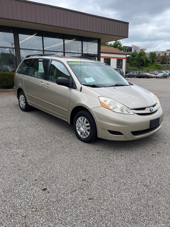 2010 Toyota Sienna Image 1