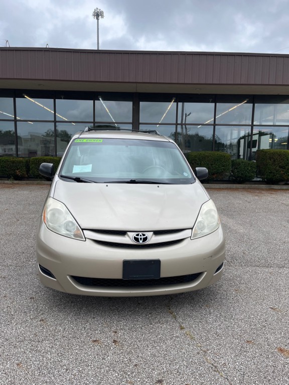 2010 Toyota Sienna Image 2