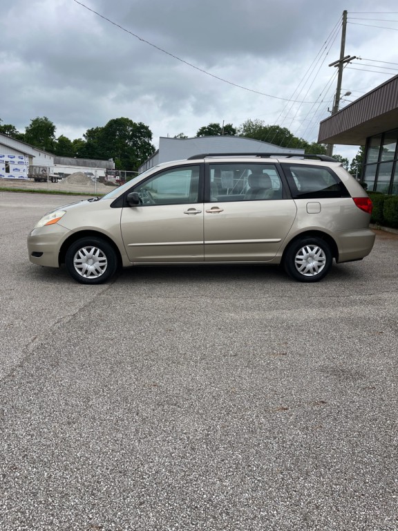 2010 Toyota Sienna Image 4