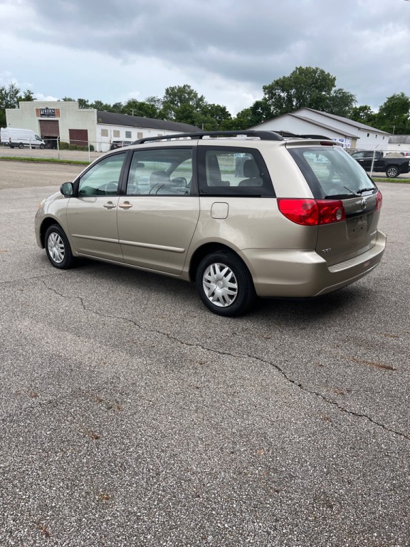2010 Toyota Sienna Image 5