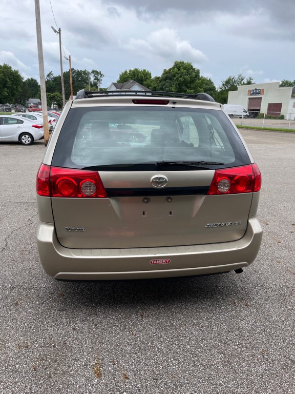 2010 Toyota Sienna Image 6