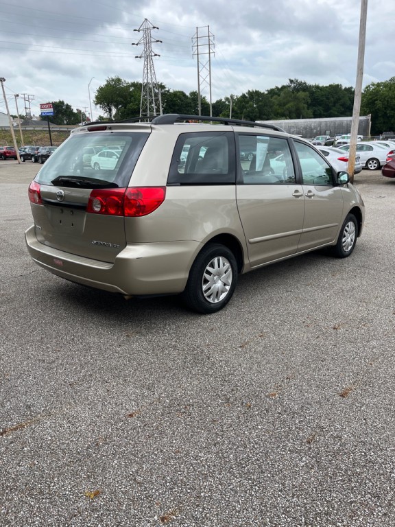 2010 Toyota Sienna Image 7