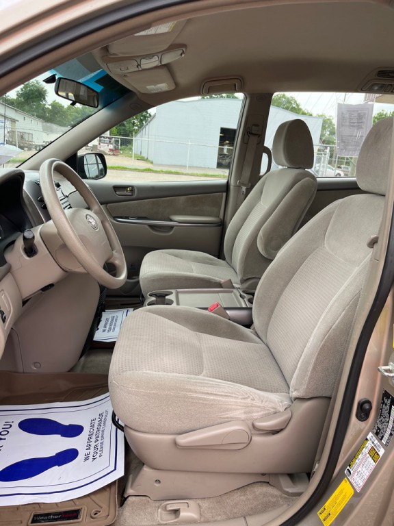 2010 Toyota Sienna Image 12