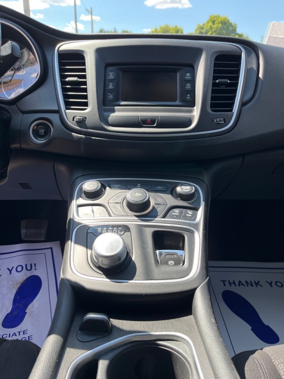 2015 Chrysler 200 Image 10