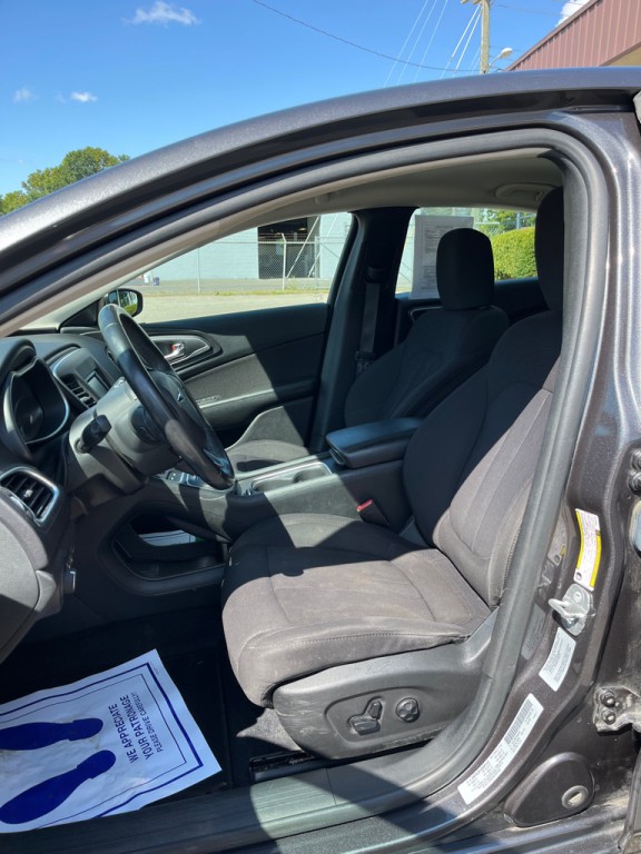 2015 Chrysler 200 Image 11
