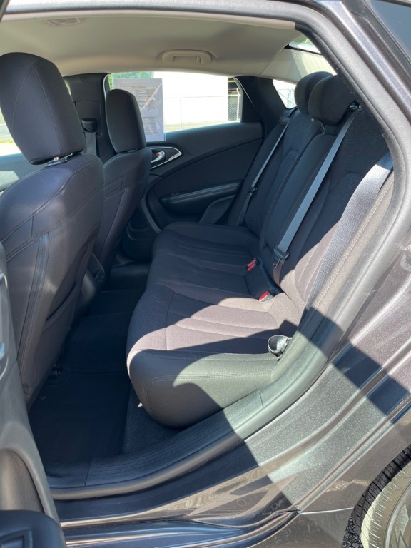 2015 Chrysler 200 Image 12