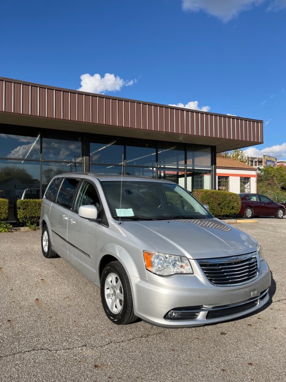 2011 Chrysler Town & Country Image 1