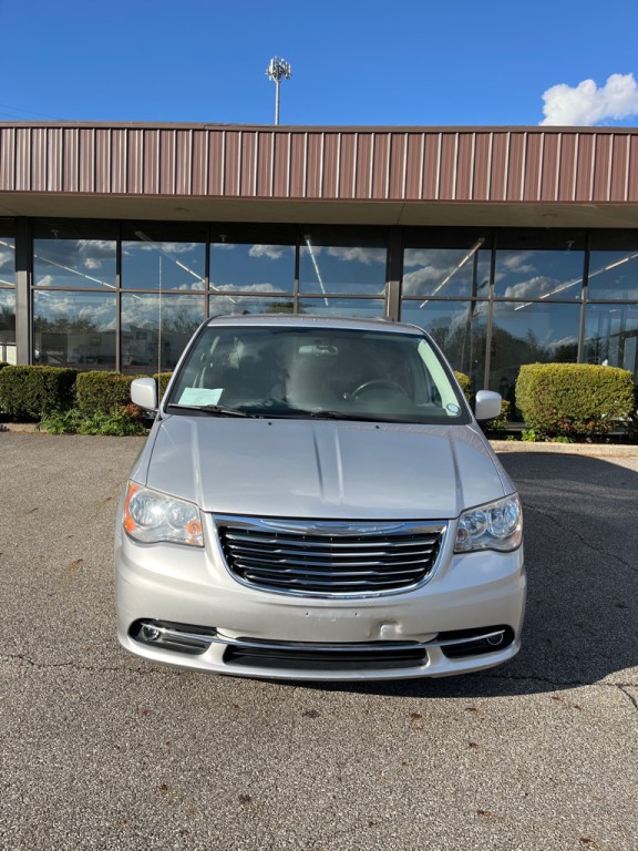 2011 Chrysler Town & Country Image 2