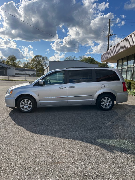 2011 Chrysler Town & Country Image 4