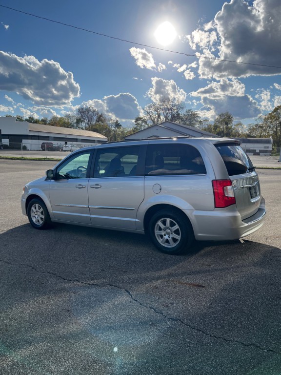 2011 Chrysler Town & Country Image 5