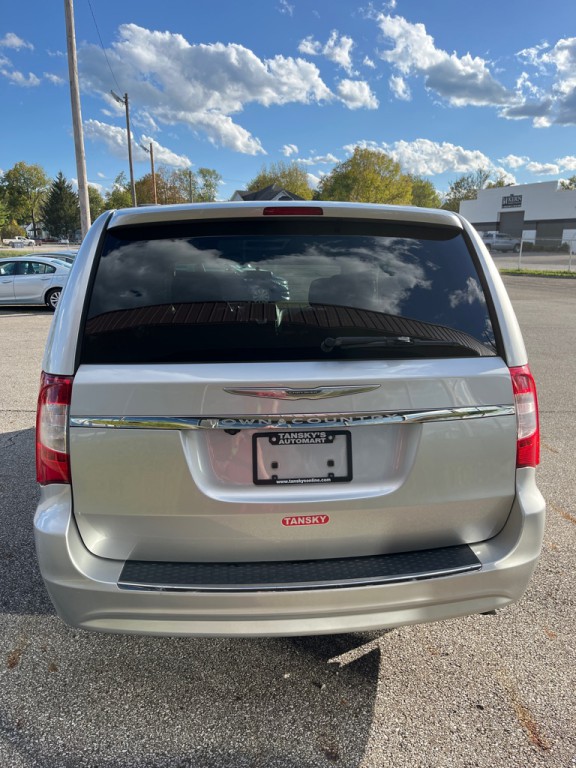 2011 Chrysler Town & Country Image 6