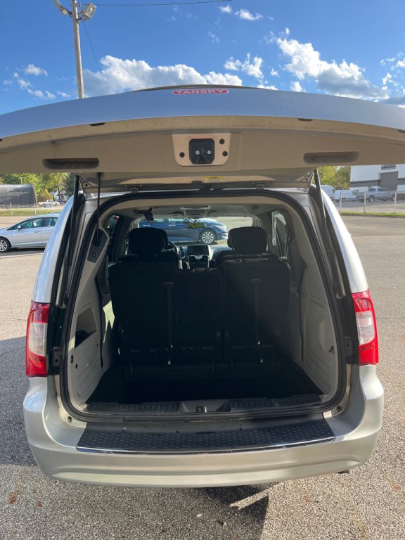 2011 Chrysler Town & Country Image 7