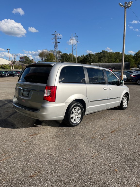 2011 Chrysler Town & Country Image 8