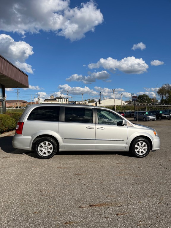 2011 Chrysler Town & Country Image 9