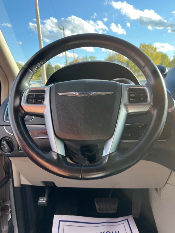 2011 Chrysler Town & Country Image 10