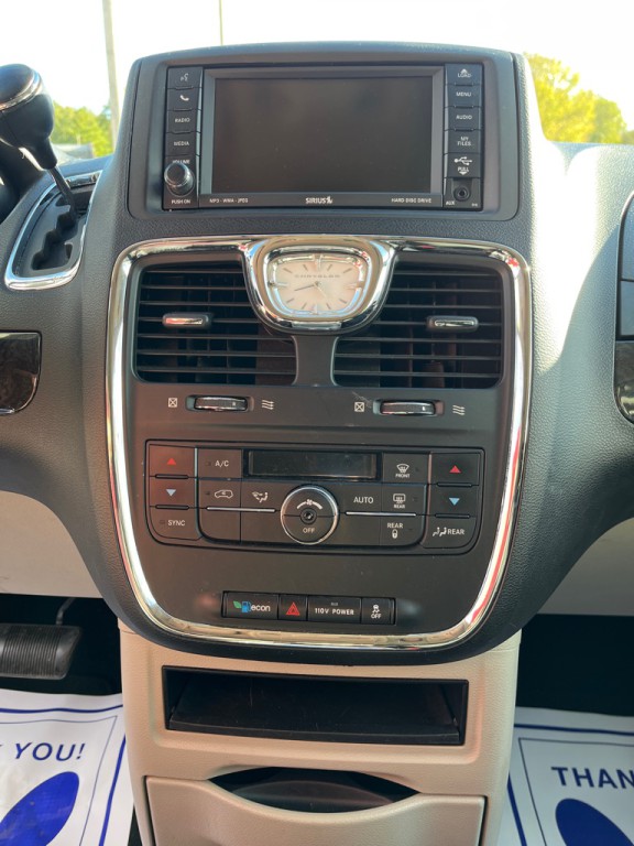 2011 Chrysler Town & Country Image 11