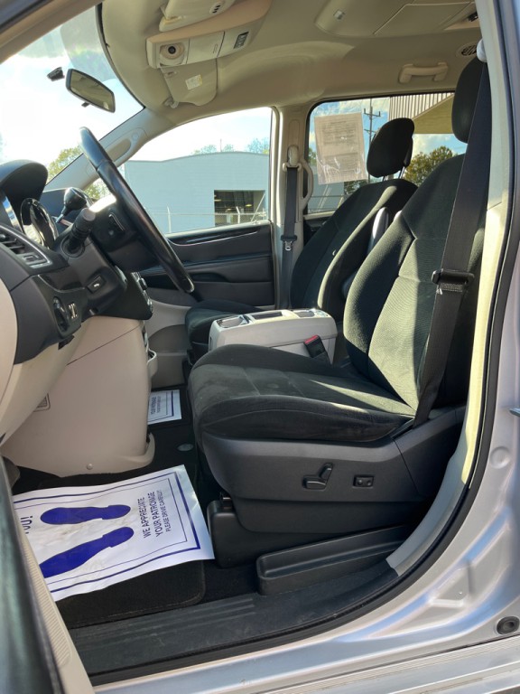 2011 Chrysler Town & Country Image 12