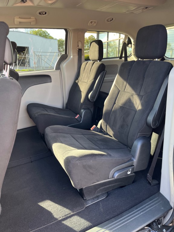 2011 Chrysler Town & Country Image 13