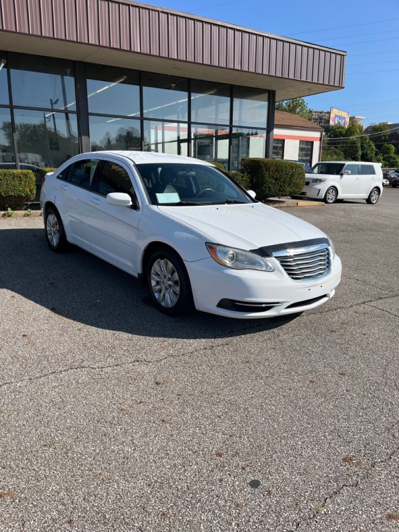 2011 Chrysler 200 Image 1