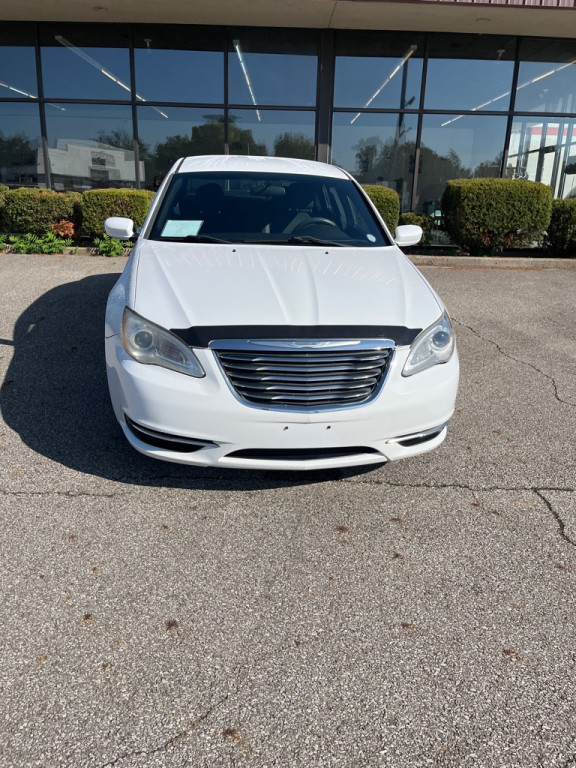 2011 Chrysler 200 Image 2