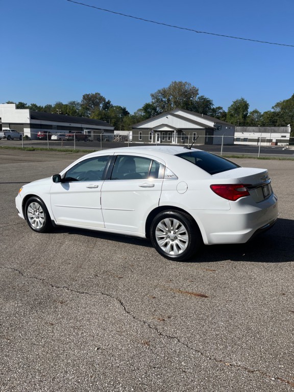2011 Chrysler 200 Image 5