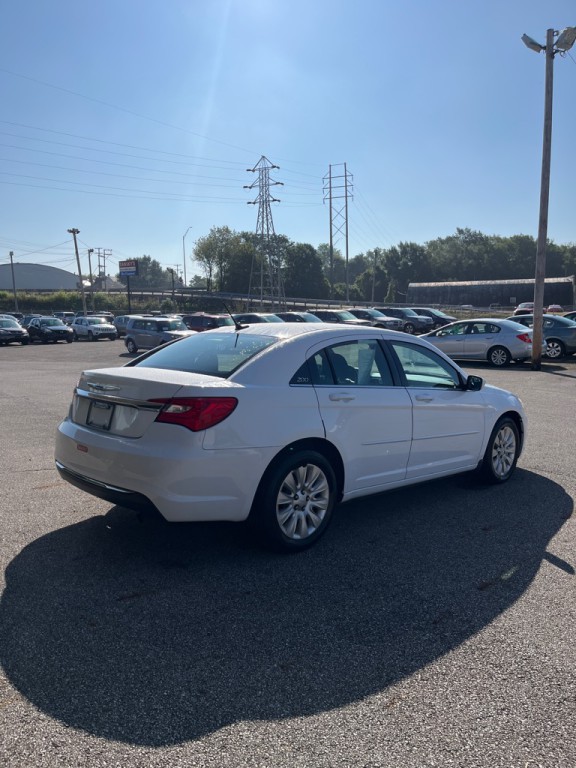 2011 Chrysler 200 Image 7