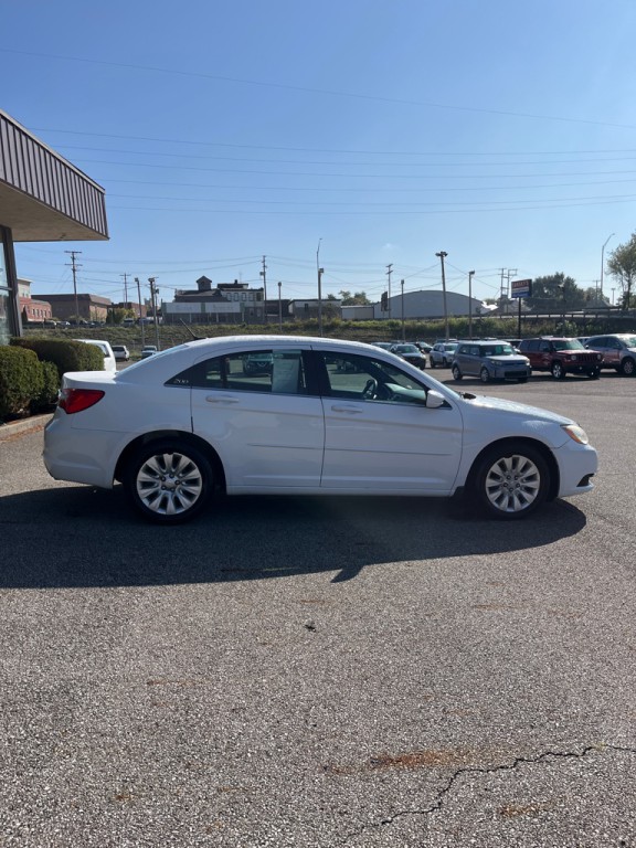 2011 Chrysler 200 Image 8