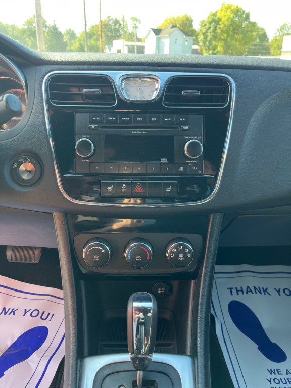 2011 Chrysler 200 Image 10